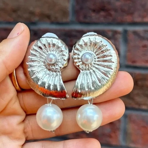 Seashell Pearl Snail Earrings - Picture 9 of 10
